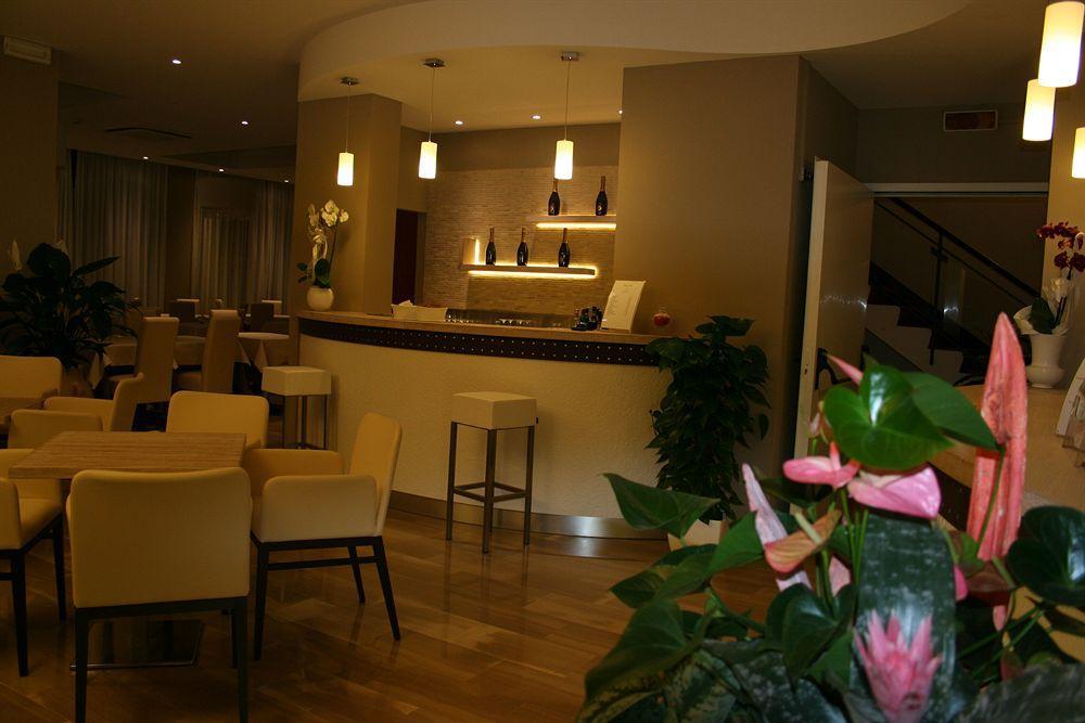 Hotel Lalla Beauty & Relax Чезенатико Екстериор снимка