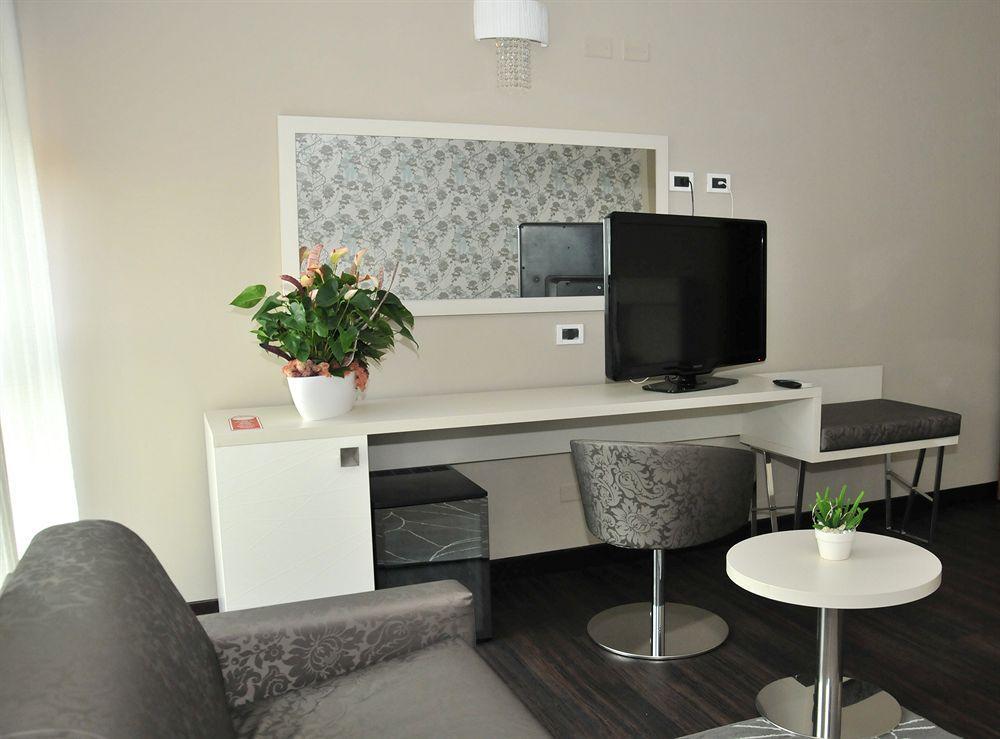 Hotel Lalla Beauty & Relax Чезенатико Екстериор снимка