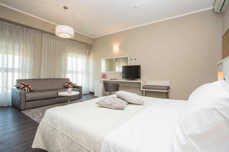 Hotel Lalla Beauty & Relax Чезенатико Екстериор снимка